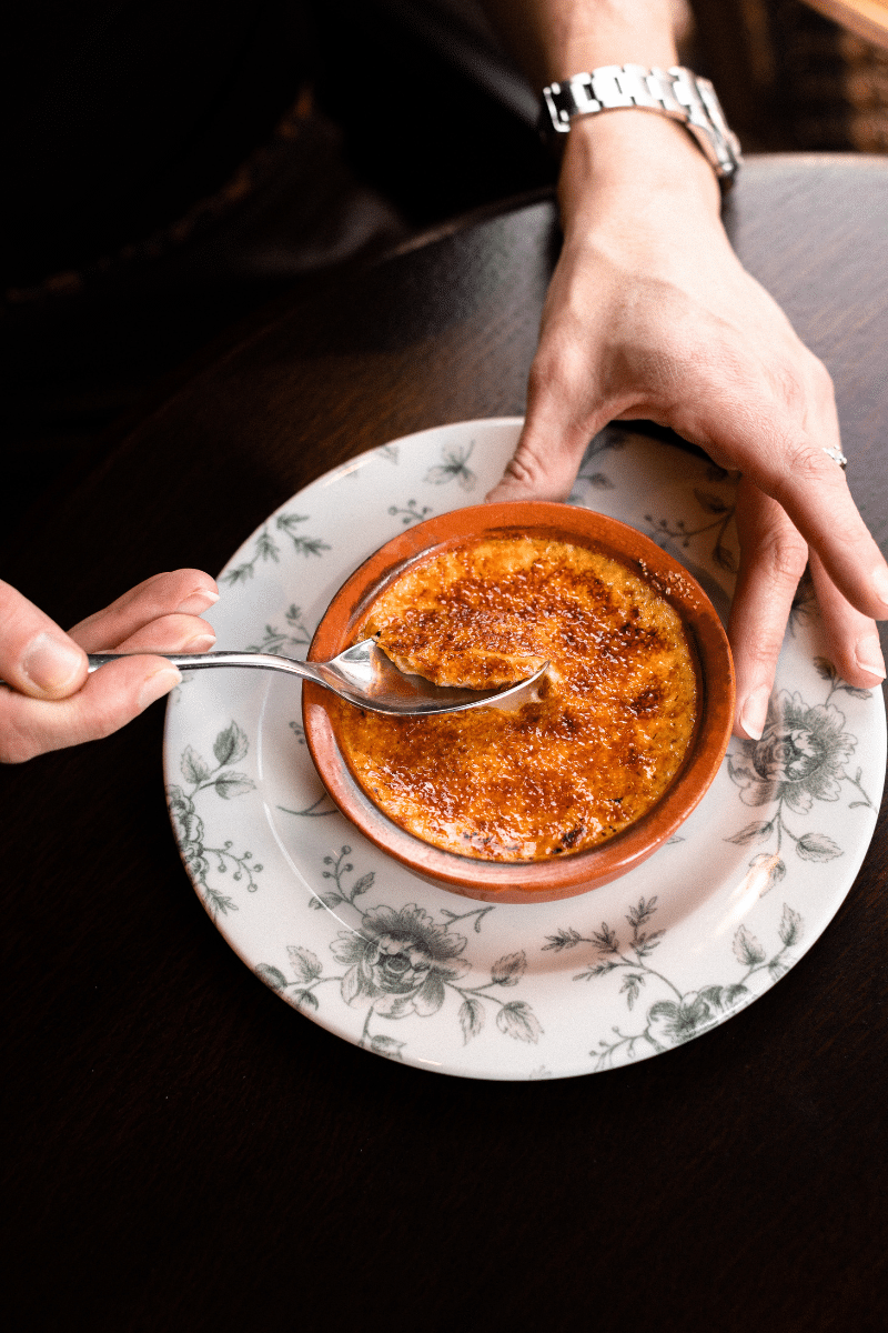Crème Brûlée Maison – Le Bouquet Wagram | Dessert Paris 17